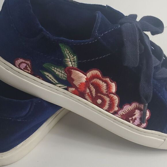 Kenneth Cole Reaction Joey 3 Blue Velvet Embroidered Floral Tennis Shoes Size 9M - Picture 2 of 12